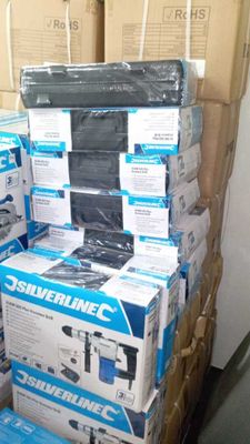 de nombreuses caisses contenant du matériel électronique empilées les unes sur les autres