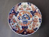 une assiette avec un motif floral sur une table