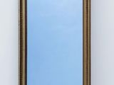 tableau représentant un ciel bleu se reflétant dans un miroir, dans une pièce blanche