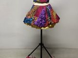 robe en deux parties multicolore posée sur un mannequin sur pied