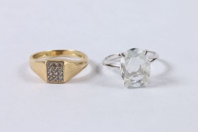 deux bagues en or serties d'un diamant blanc et une bague en or jaune