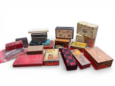 Importante réunion de boîtes et coffrets en bois et en tôle,…