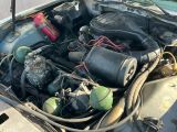un moteur de voiture qui se trouve dans le coffre d'une voiture
