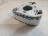une petite boîte bleue et blanche posée sur une table