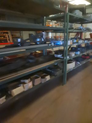 Ensemble de pièces détachées sur étagères métallique et dive… - Photo 1
