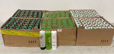 plusieurs cartons de sodas et une bouteille de soda posés sur un comptoir