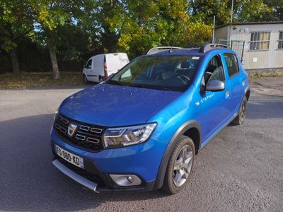 l'avant d'une Dacia bleue garée sur un parking