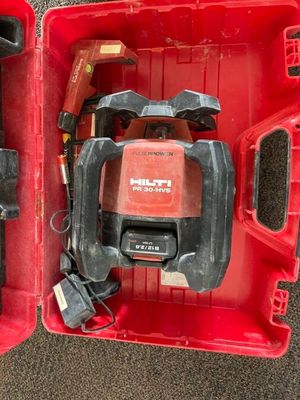 une boîte à outils rouge avec des outils sur le sol