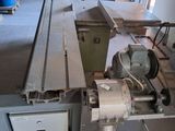 une machine qui travaille sur une pièce de bois