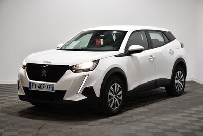 le suv blanc est garé sur le sol en damier d'une pièce