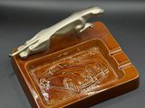 une boîte marron sur laquelle se trouve un objet argenté
