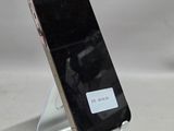 un téléphone portable posé sur un support métallique