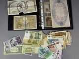 un assortiment de devises étrangères, dont des billets de 100 et de 100 dollars