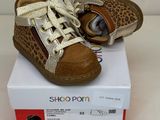 une boîte sur laquelle est posée une paire de chaussures