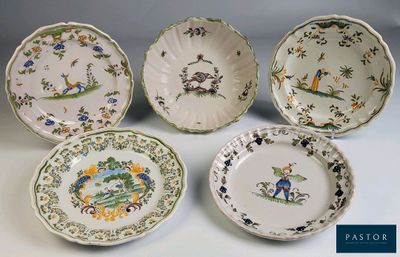quatre assiettes ornées d'oiseaux et de fleurs, posées sur une table
