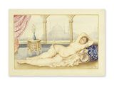 une vieille photo représentant une femme allongée sur un lit, avec un oreiller bleu