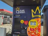 un distributeur automatique sur lequel figure une pizza