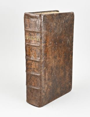 un vieux livre posé sur une surface blanche