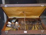 un coffret en bois contenant de l'argenterie, exposé