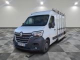 une camionnette blanche garée sur un sol en damier