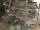 beaucoup d'assiettes et de casseroles sur les étagères