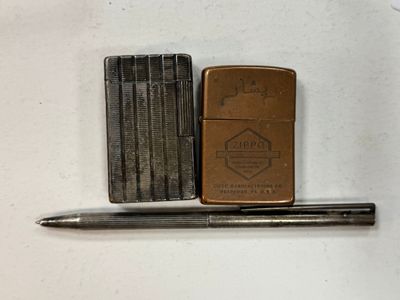 un briquet et son étui posés l'un à côté de l'autre