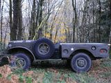 un vieux camion militaire garé dans les bois