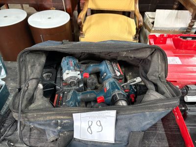 un sac rempli d'outils électriques posé sur une table