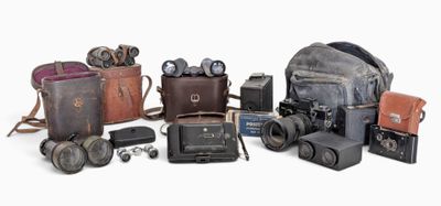 beaucoup de vieux appareils photo et d'autres objets sur la table