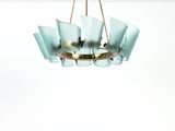 un lustre en verre suspendu au plafond