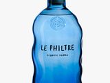 une bouteille contenant un liquide bleu, munie d'un bouchon en bois