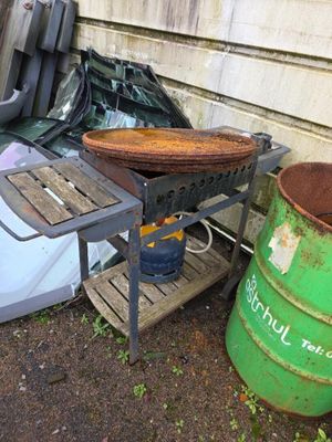 une table sur laquelle est posé un panier, à côté d'une poubelle