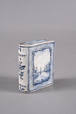 une petite boîte bleue et blanche sur laquelle figure une image