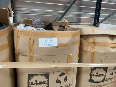 de nombreux cartons empilés les uns sur les autres dans un entrepôt