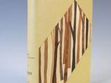 une image représentant un livre sur lequel figure une illustration de forêt