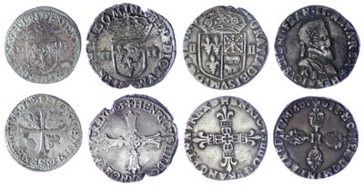 six types différents de pièces d'argent, portant une croix d'un côté et une croix de l'autre