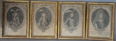 Quatre portraits encadrés sont accrochés au mur.