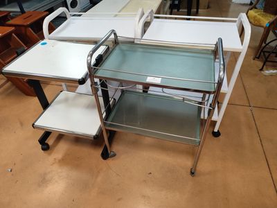 un chariot en métal muni d'une étagère en verre