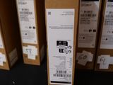 Plusieurs boîtes contenant des appareils électroniques sont alignées sur une table