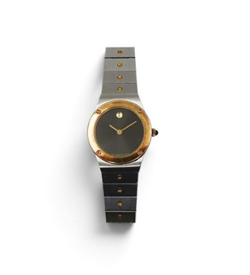 un gros plan d'une montre sur une surface blanche avec un fond blanc