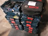 une pile de DVD et un boîtier posés par terre