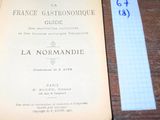 un livre posé sur une table, avec une feuille de papier à côté