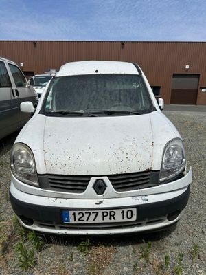 une voiture blanche garée dans un parking