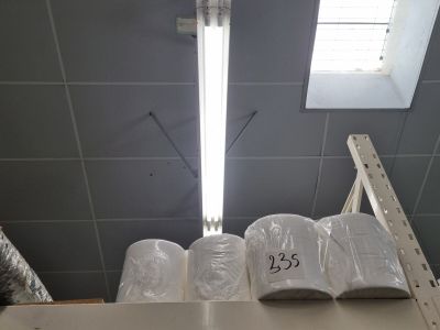 plusieurs rouleaux de papier toilette posés sur une étagère dans une salle de bains