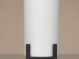 une lampe blanche avec un pied noir posée sur une table