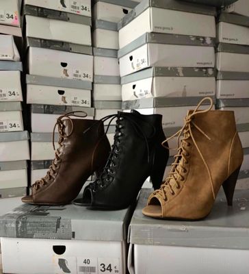 Plusieurs paires de chaussures pour femmes sont exposées dans un magasin de chaussures.