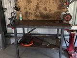 une image d'un établi dans un garage