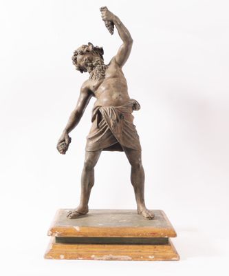 statue en bronze représentant un homme tenant une raquette de tennis, posée sur un socle en marbre