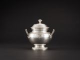 une théière ancienne en argent avec son couvercle, sur fond noir
