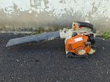 a chainsaw that is sitting on the ground next to a wall